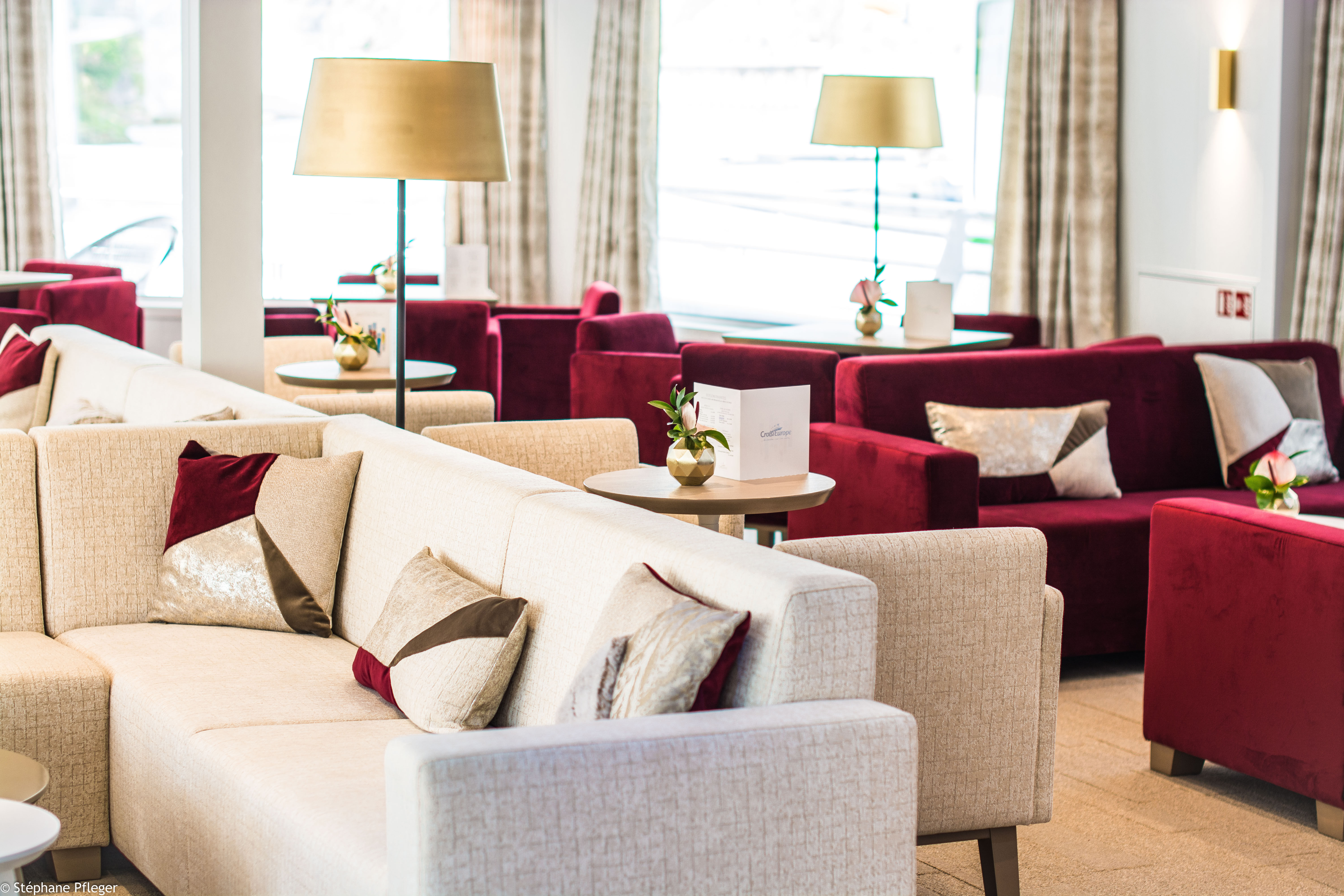CroisiEurope MS Miguel Torga Bar Lounge 1.jpg